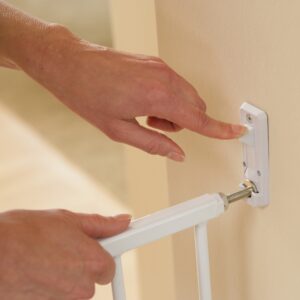 Maxi Walk-Thru Gate with Pet Door